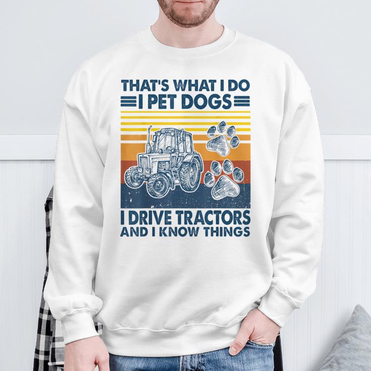 Das Ist Das Was Ich Mache Ich Hunde Haustiere Ich Fahrre Tractors Ich Weiß Dinge Sweatshirt Geschenke für alte Männer