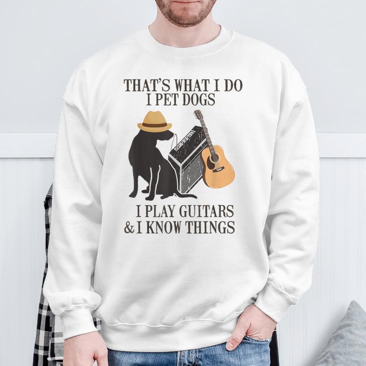 Das Ist Was Ich Mache Ich Pet Dogs Ich Spiel Guitarren Und Ich Weiß Things Sweatshirt Geschenke für alte Männer