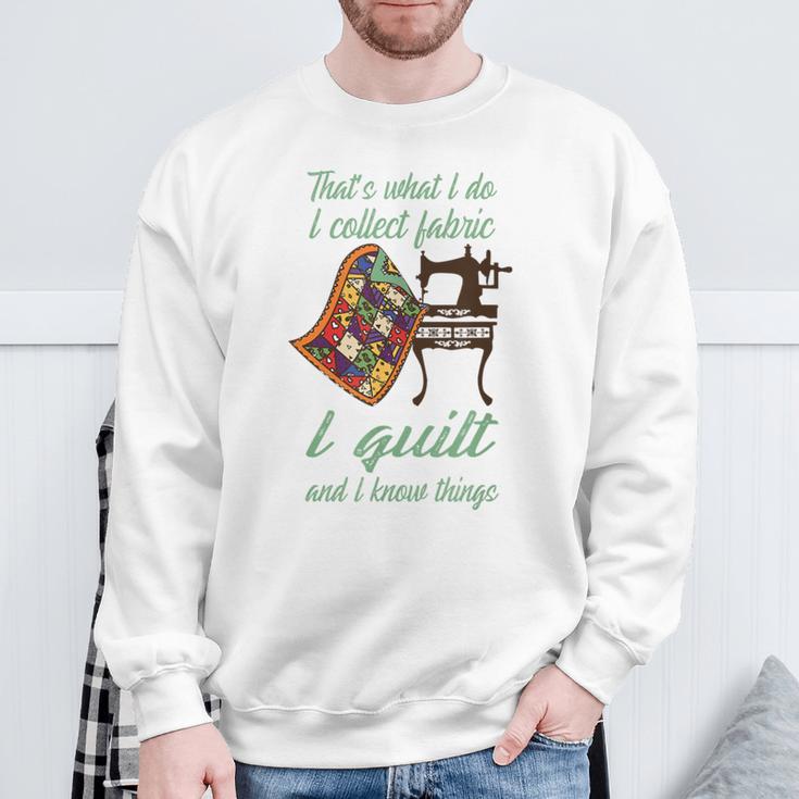 Das Ist Das Was Ich Tun Ich Sammle Stoff Ich Habe Steppdecke Und Ich Weiß Dinge Sweatshirt Geschenke für alte Männer