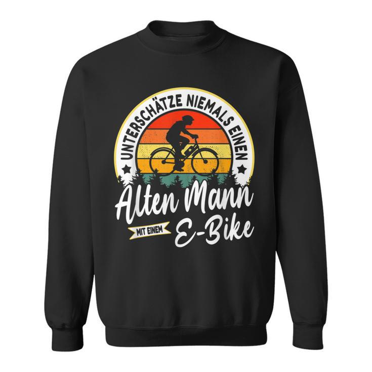 With E-Bike Underschätze Niemals Einen Old Mann Mit Einer E-Bike Sweatshirt