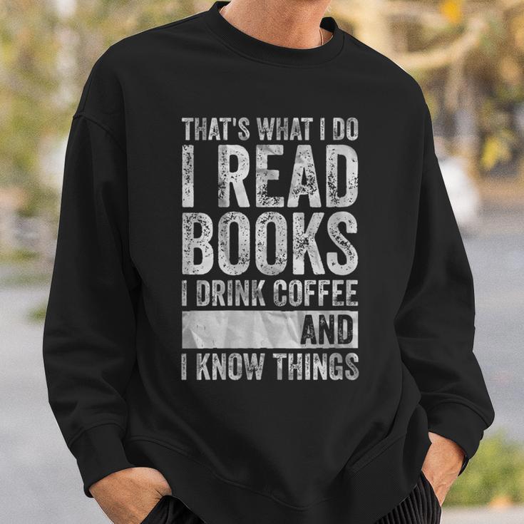 Damen Das Ist Was Ich Mache Ich Lese Bücher Ich Trinke Kaffee Ich Weiß Dinge Mit-Ausschnitt Sweatshirt Geschenke für Ihn