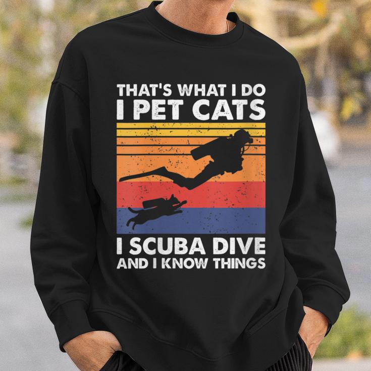 Damen Das Ist Was Ich Mache Ich Streichle Katzen I Scuba Dive & Ich Weiß Dinge Mit-Ausschnitt Sweatshirt Geschenke für Ihn