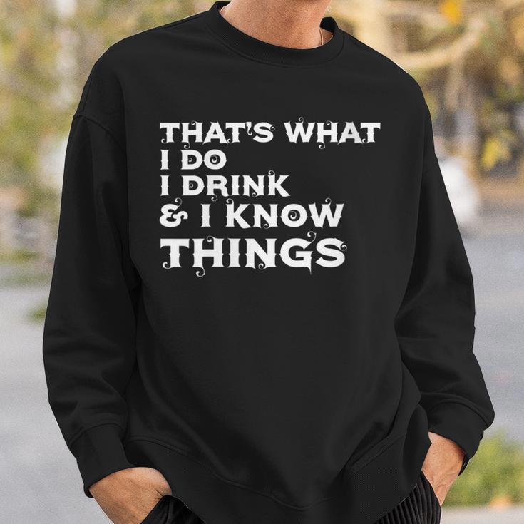 Damen Das Ist Was Ich Trinke Und Ich Weiß Dinge Weißer Text Mit-Ausschnitt Sweatshirt Geschenke für Ihn