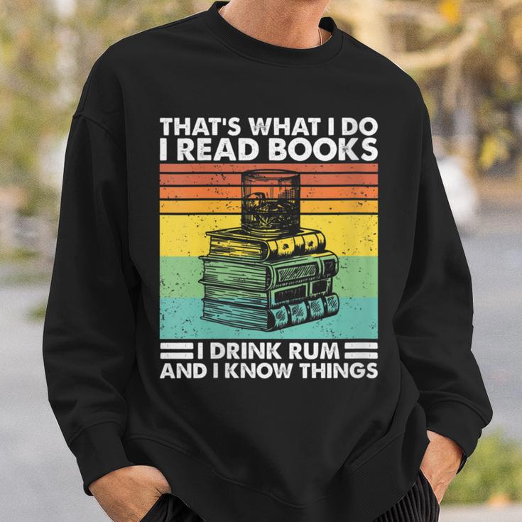 Damen Das Ist Was Ich Tue Ich Lese Buch Ich Trinke Rum & Ich Weiß Dinge Mit-Ausschnitt Sweatshirt Geschenke für Ihn