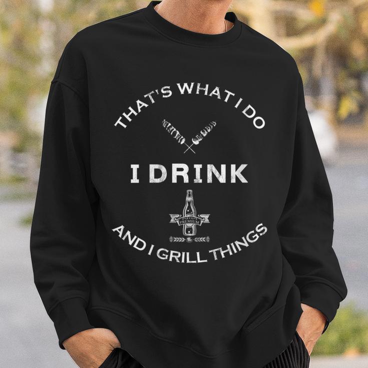 Damen Das Ist Was Ich Tue Ich Trinke Und Ich Grille Dinge Mit-Ausschnitt Sweatshirt Geschenke für Ihn