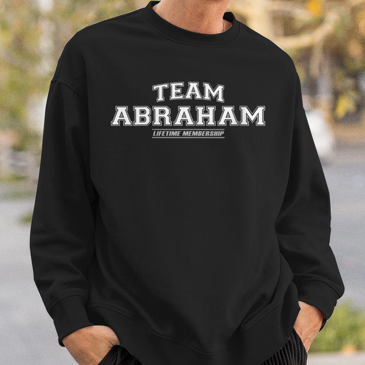 Damen Team Abraham Stolzer Familiennachname Nachname Geschenk Mit-Ausschnitt Sweatshirt Geschenke für Ihn