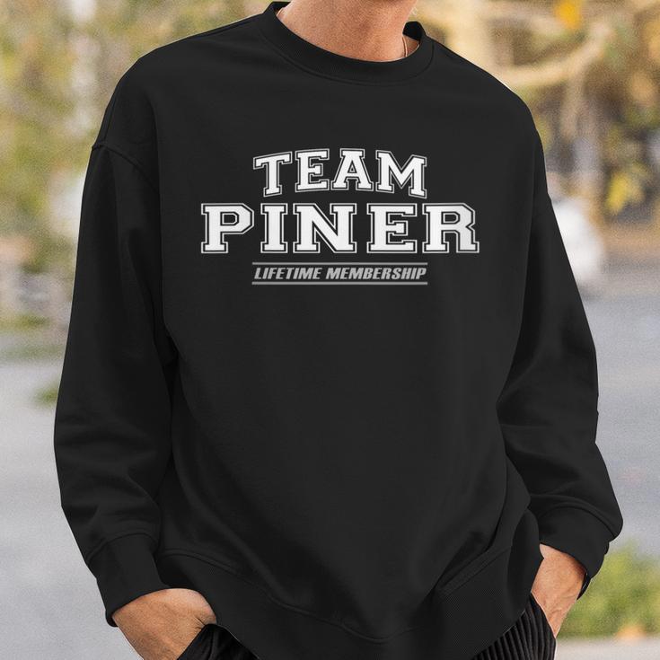 Damen Team Piner Stolzer Familiennachname Nachname Geschenk Mit-Ausschnitt Sweatshirt Geschenke für Ihn