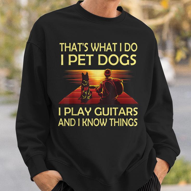 Das Ist Was Ich Mache Ich Pet Dogs Ich Spielen Gitarren Und Ich Weiß Dinge Sweatshirt Geschenke für Ihn