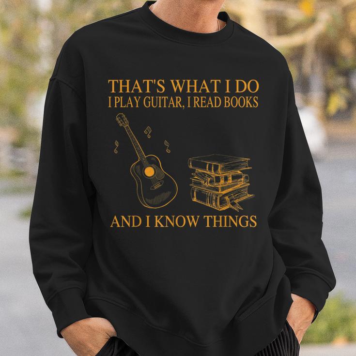 Das Ist Was Ich Mache Ich Spiele Gitarre Ich Lese Bücher Ich Weiß Dinge Sweatshirt Geschenke für Ihn