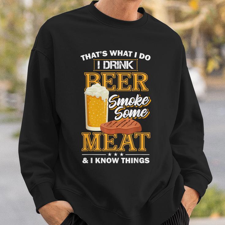 Das Ist Was Ich Tue Ich Trinke Bier Rauch Etwas Fleisch Ich Weiß Dinge Sweatshirt Geschenke für Ihn