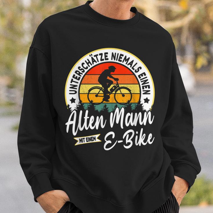 With E-Bike Underschätze Niemals Einen Old Mann Mit Einer E-Bike Sweatshirt Geschenke für Ihn