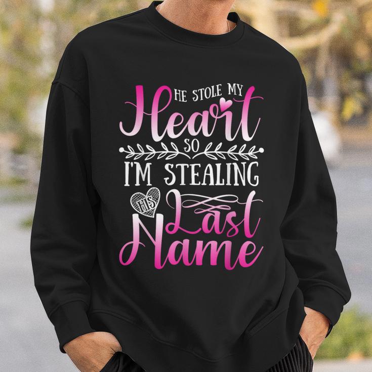 Er Hat Mein Herz Gestohlen Also Stehle Ich Seinen Nachnamen Sweatshirt Geschenke für Ihn