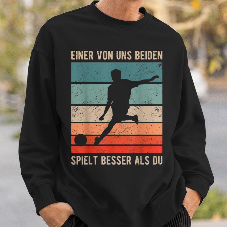 One Of Us Both Plays Better Than Du Retro Footballer S Sweatshirt Geschenke für Ihn