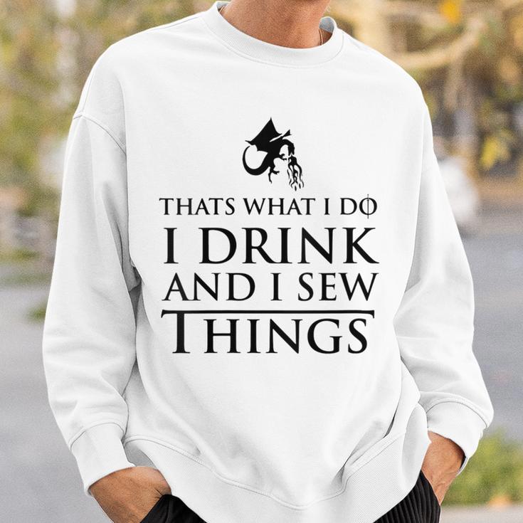 Damen Das Ist Was Ich Tue Ich Trinke Und Ich Sehe Dinge Mit-Ausschnitt Sweatshirt Geschenke für Ihn