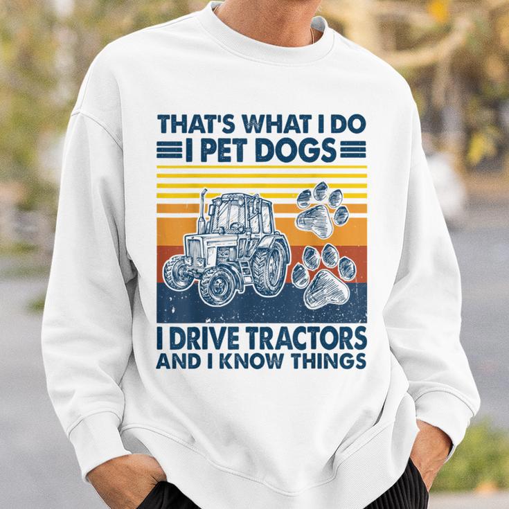 Das Ist Das Was Ich Mache Ich Hunde Haustiere Ich Fahrre Tractors Ich Weiß Dinge Sweatshirt Geschenke für Ihn