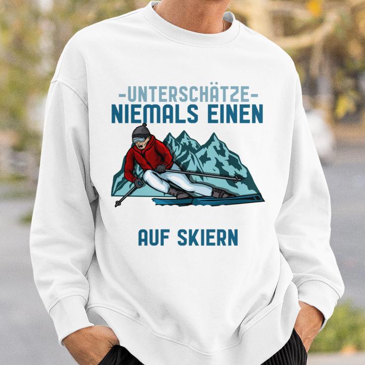 Unterschätze Niemals Einen Alten Mann Auf Skis I Skiing Long-Sleeved Sweatshirt Geschenke für Ihn