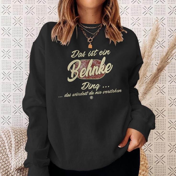 Damen Das Ist Ein Behnke Ding Lustiges Familie Behnke Mit-Ausschnitt Sweatshirt Geschenke für Sie