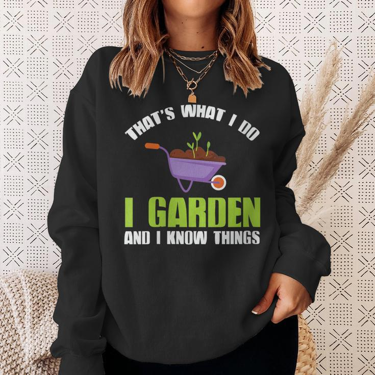 Damen Das Ist Was Ich Im Garten Mache Und Ich Weiß Dinge Mit-Ausschnitt Sweatshirt Geschenke für Sie