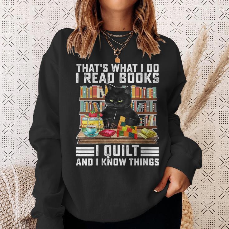 Damen Das Ist Was Ich Mache Ich Lese Bücher Die Ich Quilte Und Ich Weiß Dinge Mit-Ausschnitt Sweatshirt Geschenke für Sie