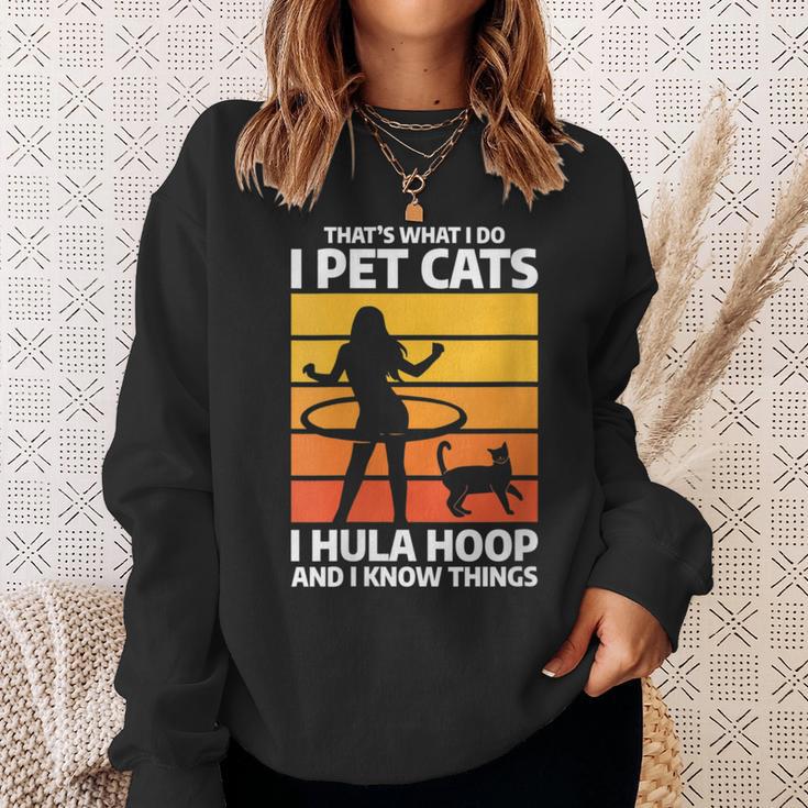 Damen Das Ist Was Ich Mache Ich Streichle Katzen I Hula Hoop Und Ich Weiß Dinge Mit-Ausschnitt Sweatshirt Geschenke für Sie