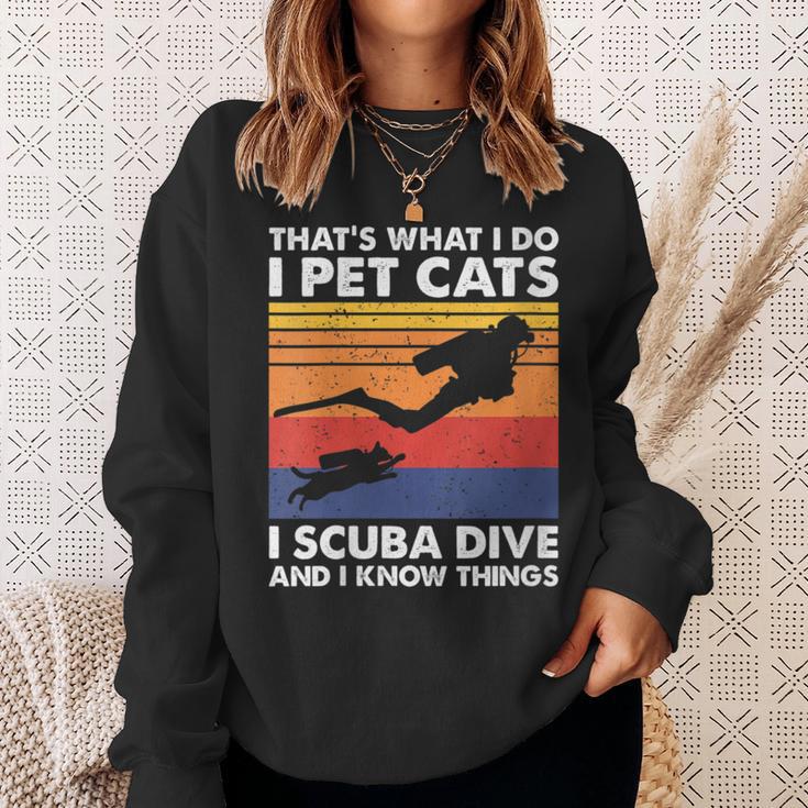 Damen Das Ist Was Ich Mache Ich Streichle Katzen I Scuba Dive & Ich Weiß Dinge Mit-Ausschnitt Sweatshirt Geschenke für Sie