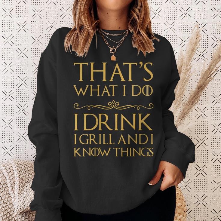 Damen Das Ist Was Ich Trinke Ich Grille Und Ich Weiß Dinge Mit-Ausschnitt Sweatshirt Geschenke für Sie