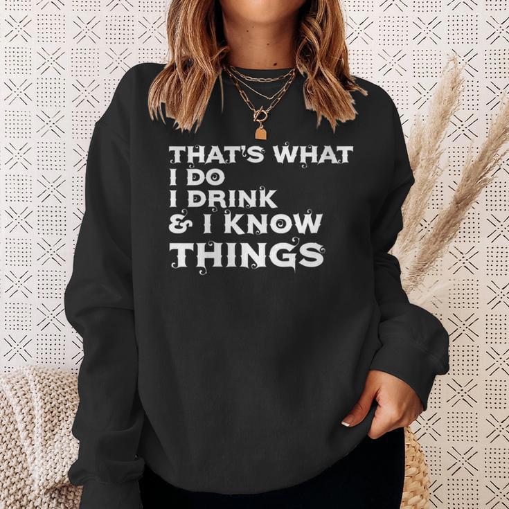 Damen Das Ist Was Ich Trinke Und Ich Weiß Dinge Weißer Text Mit-Ausschnitt Sweatshirt Geschenke für Sie