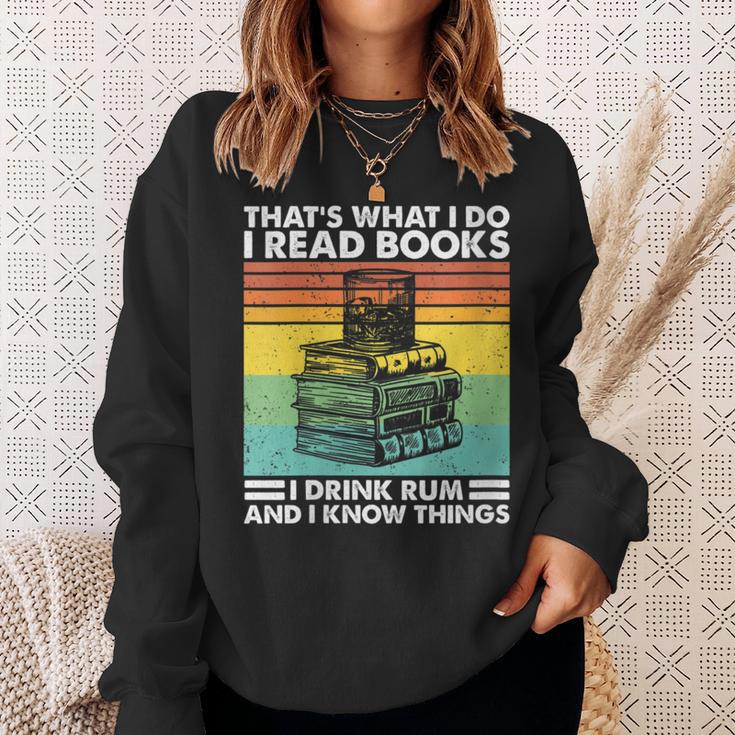 Damen Das Ist Was Ich Tue Ich Lese Buch Ich Trinke Rum & Ich Weiß Dinge Mit-Ausschnitt Sweatshirt Geschenke für Sie