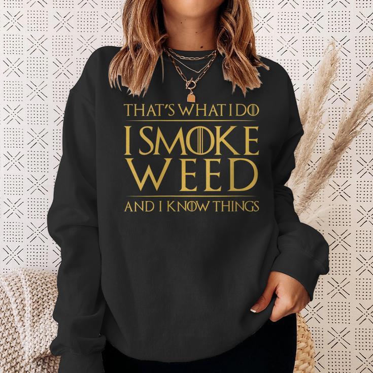 Damen Das Ist Was Ich Tue Ich Rauche Gras Und Ich Weiß Dinge Mit-Ausschnitt Sweatshirt Geschenke für Sie