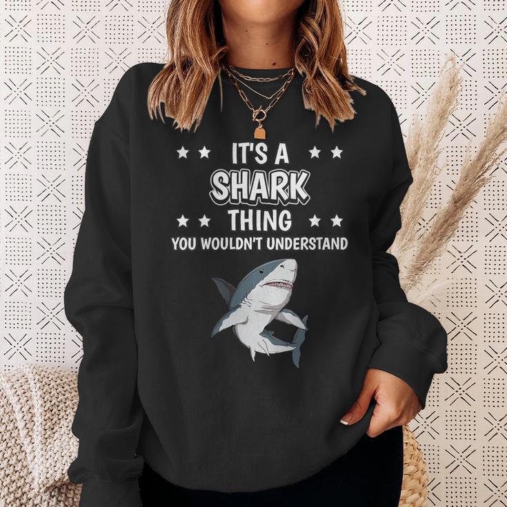 Damen Ist So Ein Hai Ding Lustiger Spruch Haie Mit-Ausschnitt Sweatshirt Geschenke für Sie