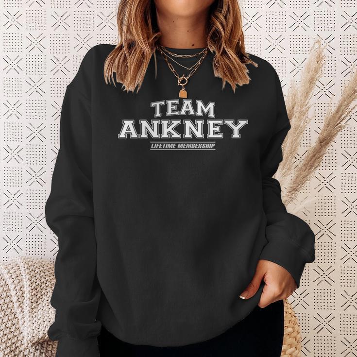 Damen Team Ankney Stolzer Familienname Nachname Mit-Ausschnitt Sweatshirt Geschenke für Sie