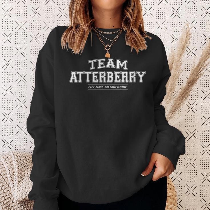 Damen Team Atterberry Stolzer Familiennachname Nachname Geschenk Mit-Ausschnitt Sweatshirt Geschenke für Sie