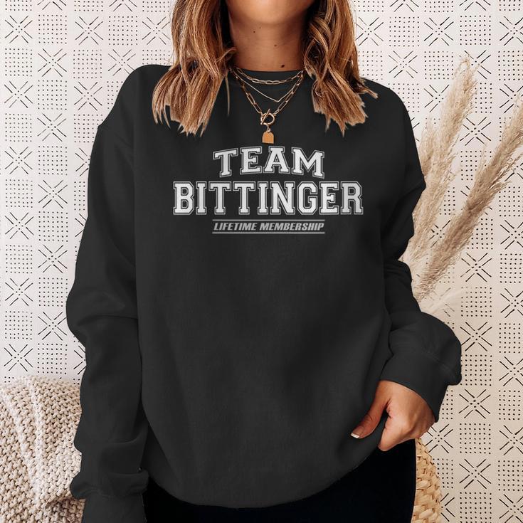 Damen Team Bittinger Stolzer Familiennachname Nachname Geschenk Mit-Ausschnitt Sweatshirt Geschenke für Sie