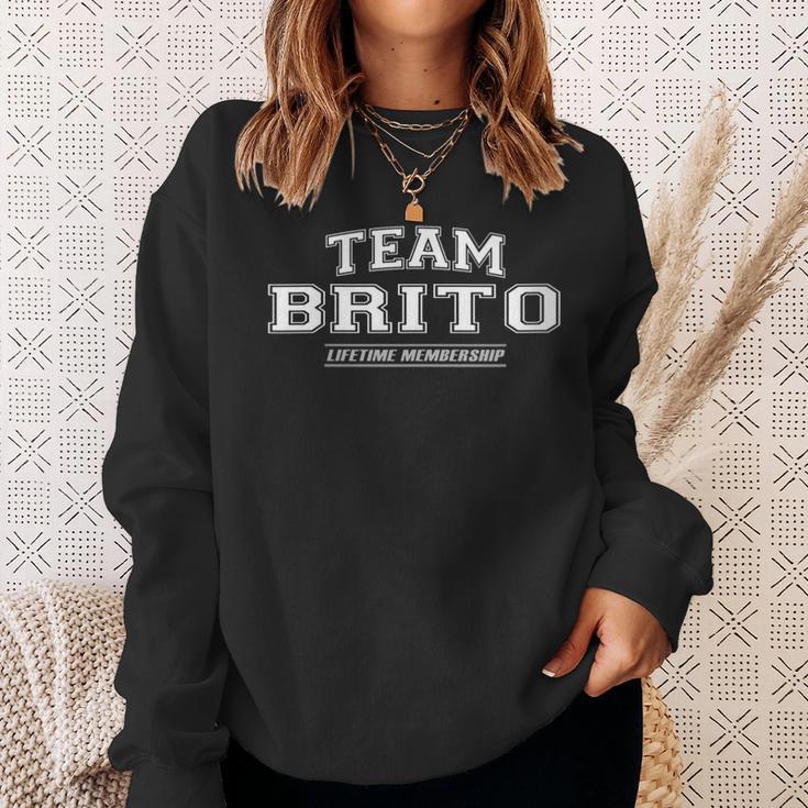 Damen Team Brito Stolzer Familienname Nachname Geschenk Mit-Ausschnitt Sweatshirt Geschenke für Sie