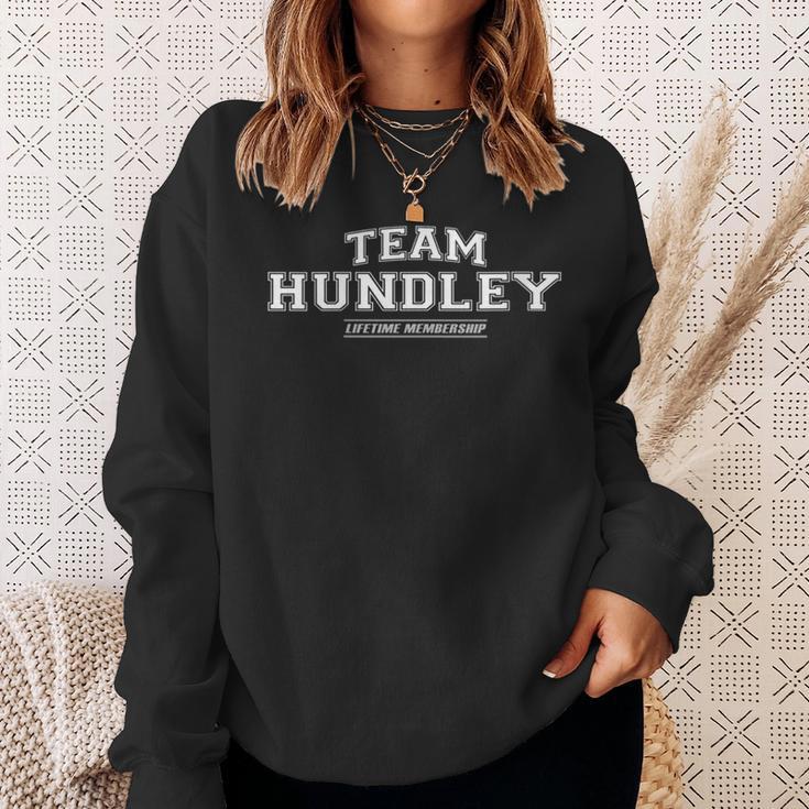 Damen Team Hundley Stolzer Familienname Nachname Geschenk Mit-Ausschnitt Sweatshirt Geschenke für Sie