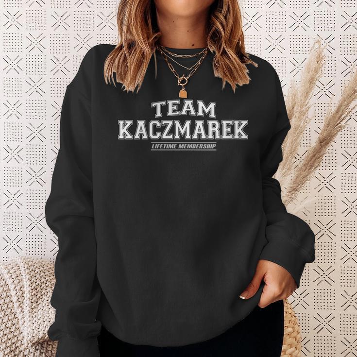 Damen Team Kaczmarek Stolzer Familiennachname Nachname Geschenk Mit-Ausschnitt Sweatshirt Geschenke für Sie