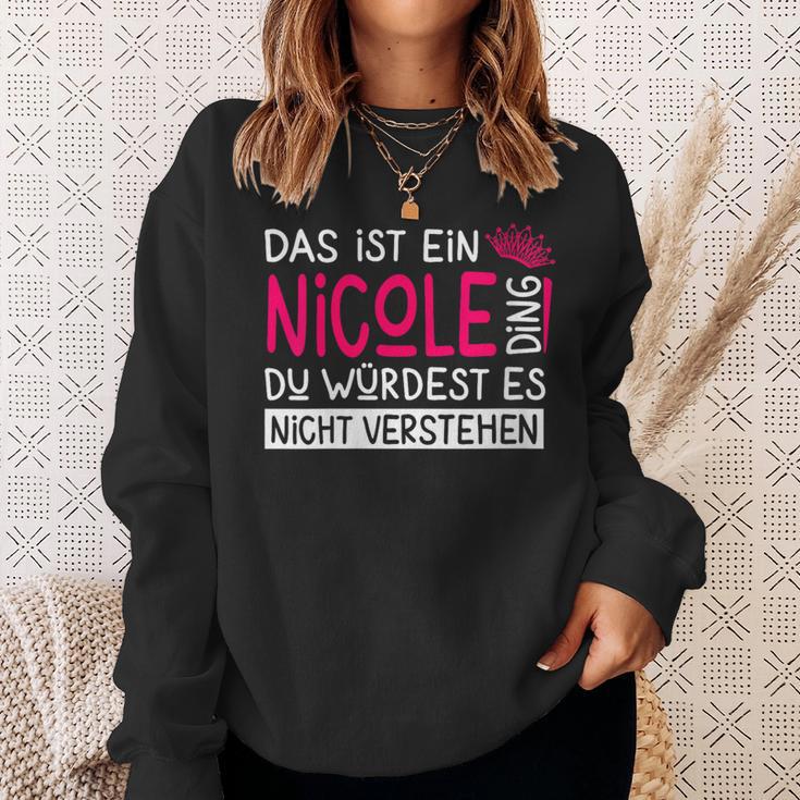 Damenorname Nicole Name Namenstag Spruch Das Ist Ein Nicole Ding Mit-Ausschnitt Sweatshirt Geschenke für Sie