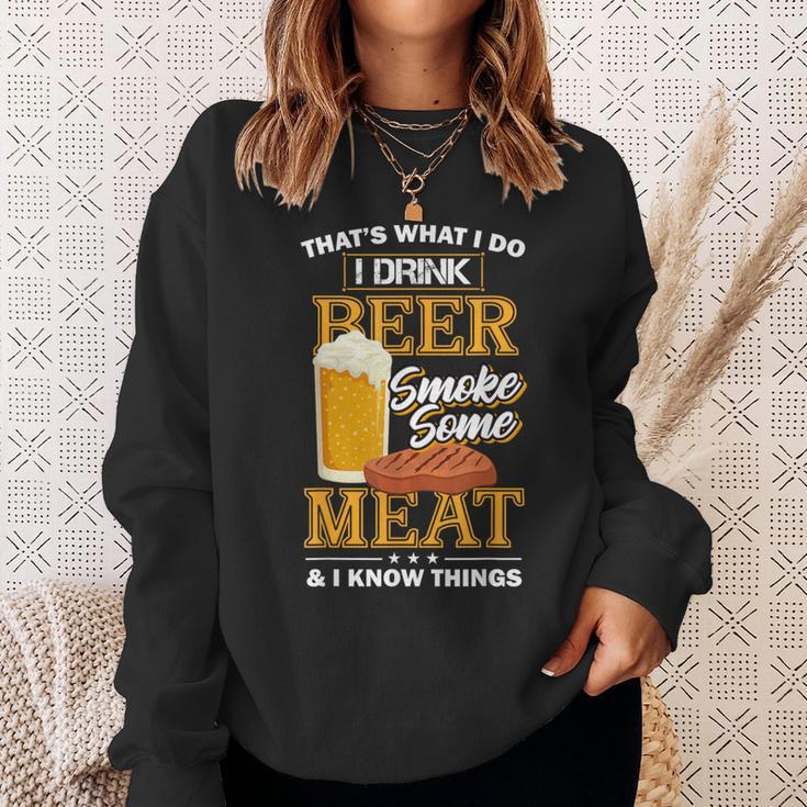 Das Ist Was Ich Tue Ich Trinke Bier Rauch Etwas Fleisch Ich Weiß Dinge Sweatshirt Geschenke für Sie