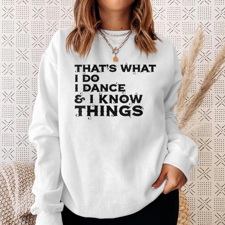 Damen Das Ist Was Ich Tue Ich Tanze Und Ich Weiß Dinge Mit-Ausschnitt Sweatshirt Geschenke für Sie