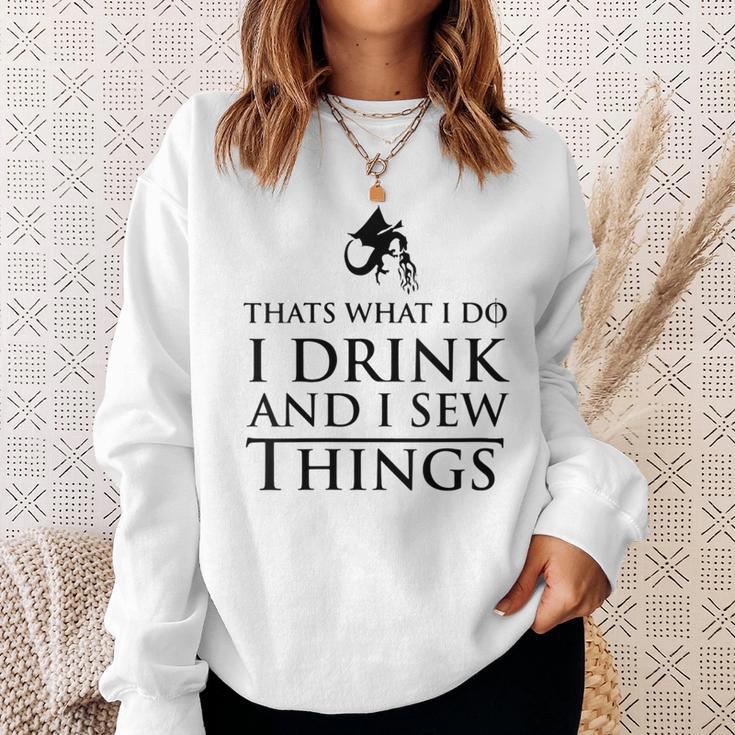 Damen Das Ist Was Ich Tue Ich Trinke Und Ich Sehe Dinge Mit-Ausschnitt Sweatshirt Geschenke für Sie