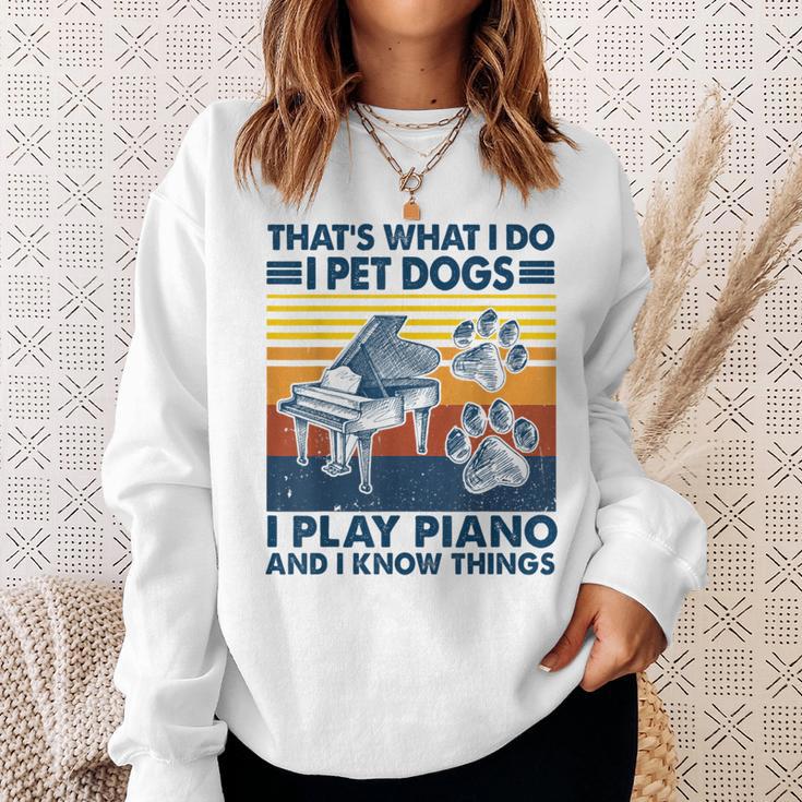 Das Ist Das Was Ich Mache Ich Hunde Hatte Ich Spiele Klavier Und Ich Weiß Dinge Sweatshirt Geschenke für Sie