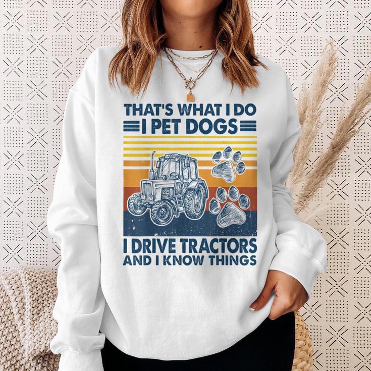 Das Ist Das Was Ich Mache Ich Hunde Haustiere Ich Fahrre Tractors Ich Weiß Dinge Sweatshirt Geschenke für Sie