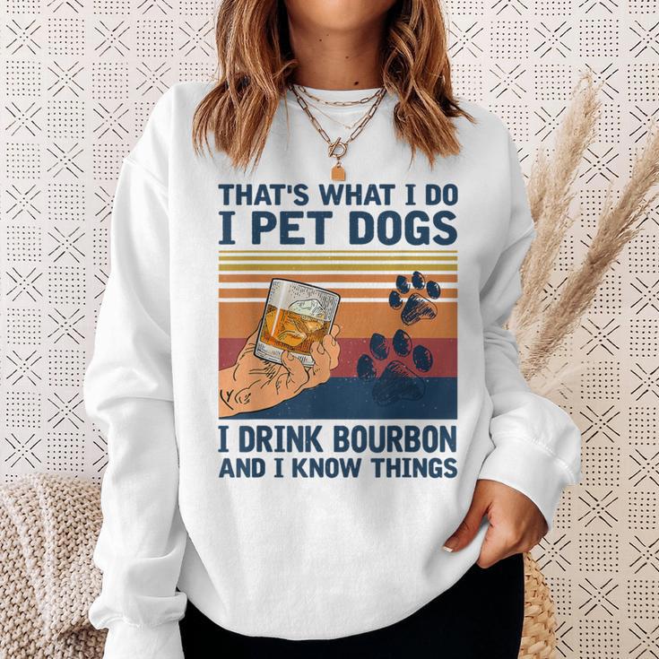 Das Ist Was Ich Mache Ich Pet Dogs Ich Trinke Bourbon Ich Weiß Dinge Sweatshirt Geschenke für Sie