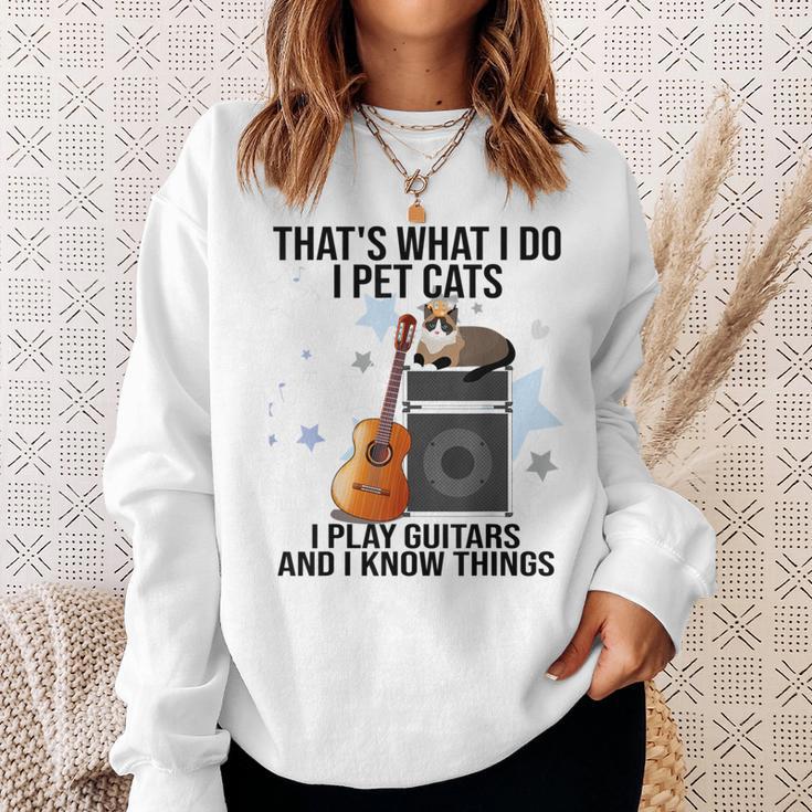 Das Ist Was Ich Mache Ich Streichle Katzen Ich Spiele Gitarre Und Ich Weiß Dinge Sweatshirt Geschenke für Sie