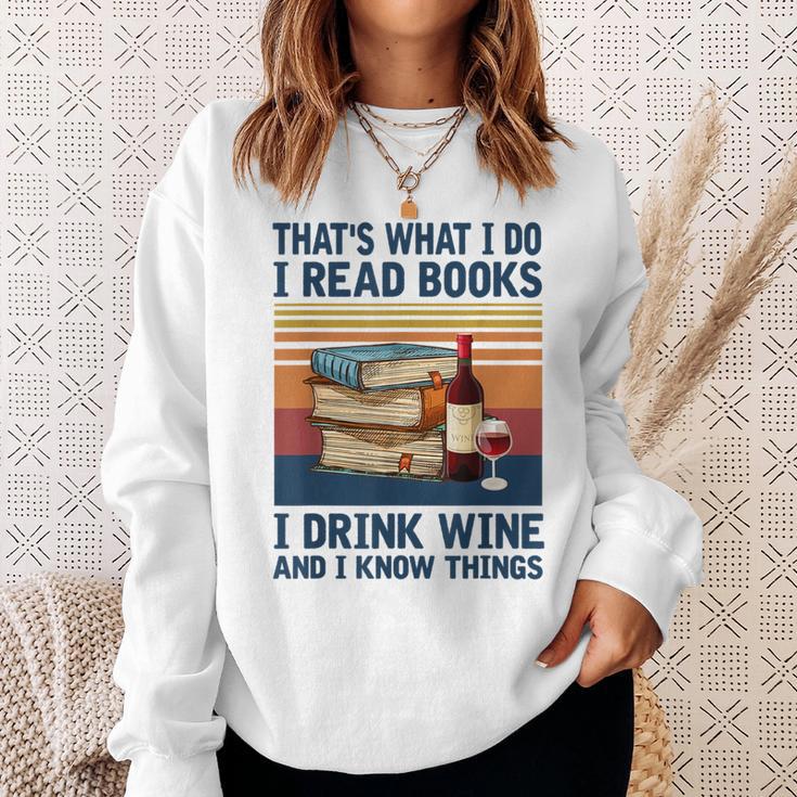 Das Ist Was Ich Tue Ich Lese Bücher Ich Trinke Wein Und Ich Weiß Dinge Gray Sweatshirt Geschenke für Sie