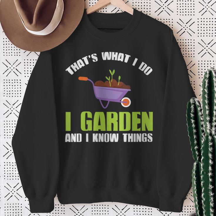 Damen Das Ist Was Ich Im Garten Mache Und Ich Weiß Dinge Mit-Ausschnitt Sweatshirt Geschenke für alte Frauen