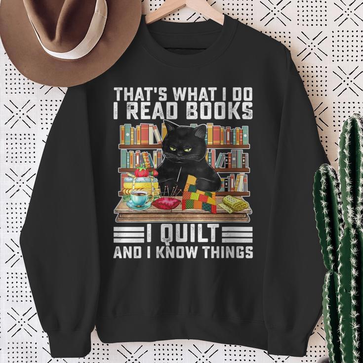 Damen Das Ist Was Ich Mache Ich Lese Bücher Die Ich Quilte Und Ich Weiß Dinge Mit-Ausschnitt Sweatshirt Geschenke für alte Frauen