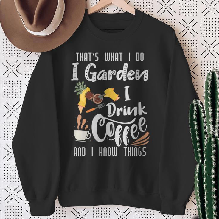 Damen Das Ist Was Ich Mache Ich Lese Bücher Ich Trinke Kaffee Ich Weiß Ding Mit-Ausschnitt Sweatshirt Geschenke für alte Frauen