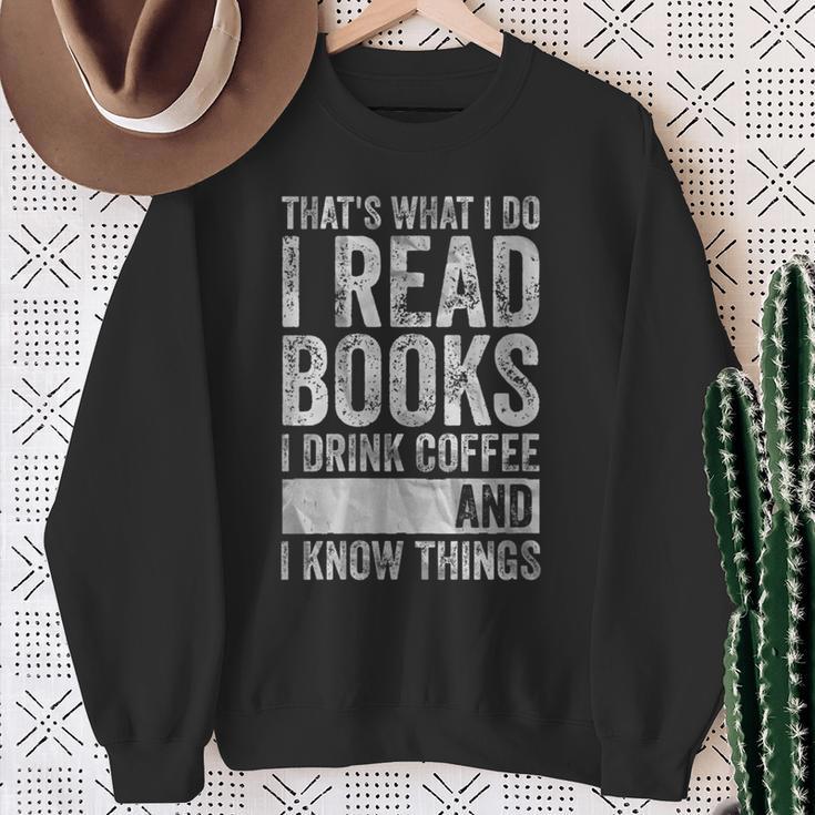 Damen Das Ist Was Ich Mache Ich Lese Bücher Ich Trinke Kaffee Ich Weiß Dinge Mit-Ausschnitt Sweatshirt Geschenke für alte Frauen