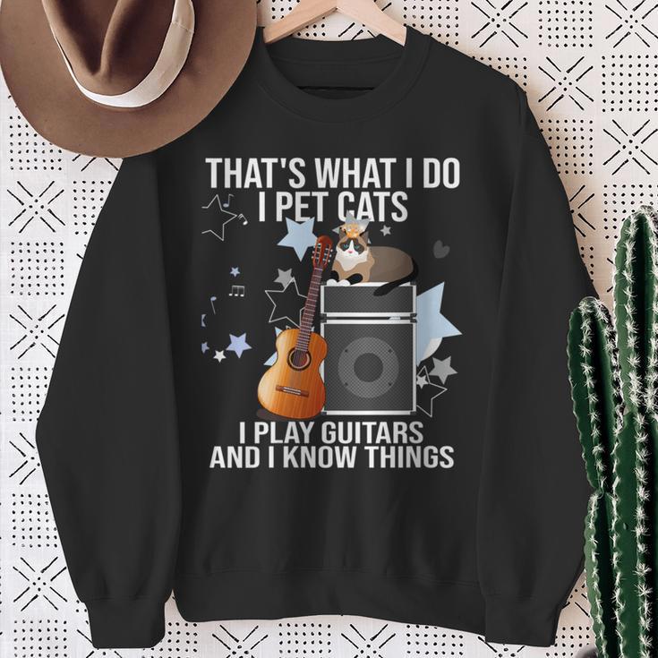 Damen Das Ist Was Ich Mache Ich Pet Cats Ich Spiele Gitarren & Ich Weiß Dinge Mit-Ausschnitt Sweatshirt Geschenke für alte Frauen